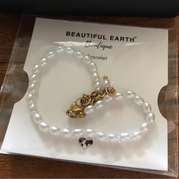 Temi Pearl Bracelet - Picture 2 of 3